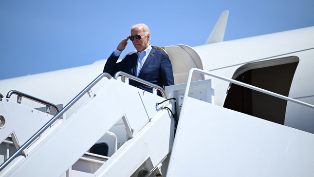 عکسی از رئیس جمهور جو بایدن در حال پیاده شدن از هواپیما. 
